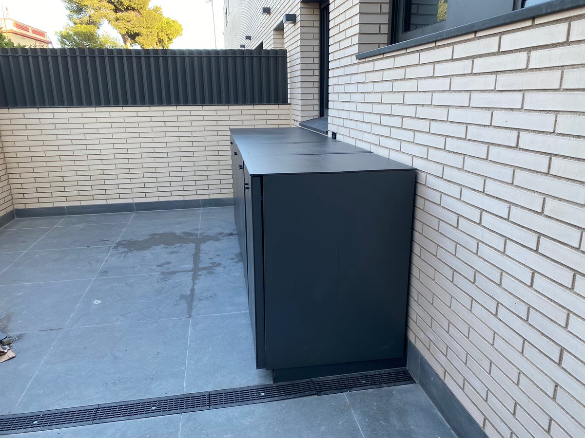 Fabricación de muebles de exterior con HPL, para darle càlidad al acabado y buena presència.  Armarios para siempre. Gran Càlidad #fustmar #trabajosbienhechos #HPL #compacto
fustmar.com