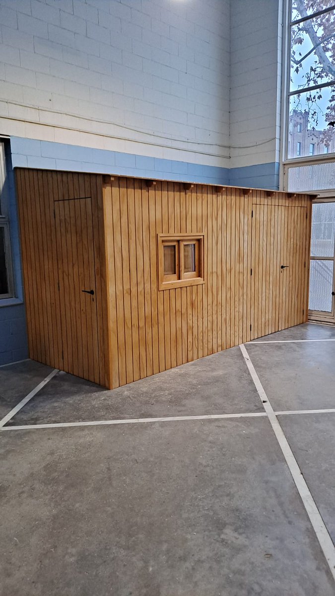 Fabricación a medida de caseta de madera para bestibulo de un colegio publico en Barcelona.  Doble Puerta central i Puerta lateral para mejorar accesos.  #fustmar #colegiopublico #barcelona #madera #caseta
fustmar.com