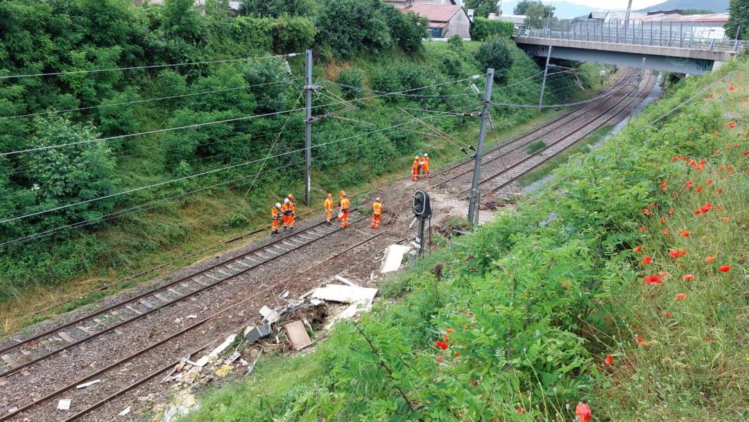 ⛈️🌪️Suite aux #orages violents dans plusieurs régions, nos équipes sont restées mobilisées toute la semaine pour remettre les infrastructures en état suite aux coulées de boue &amp; chutes d'arbres sur les voies &amp; les caténaires et permettre la reprise des circulations en sécurité.