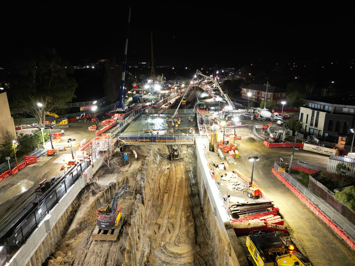 levelcrossings's tweet photo. ⚡️ Bridge beam me up, Glen Huntly!

🏗 Earlier this month, crews lifted into place the 40 tonne Super T beams that will make up the road bridge at Glen Huntly Road, as well as the new station forecourt.

➡️ To learn more about the project, head to: https://t.co/sLspndjTAC https://t.co/ACuNtMgldR