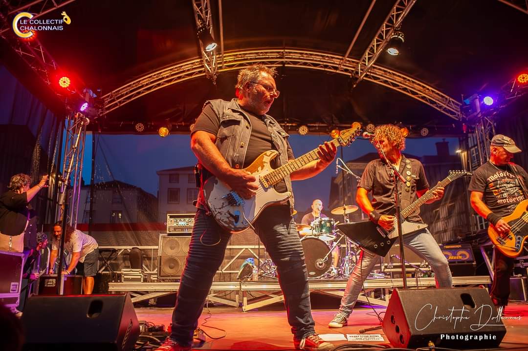 shoeilager's tweet photo. Une fête de la zik au top 👍🤘 https://t.co/t0L4iA3BcP
