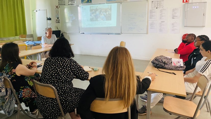 SICARTB's tweet photo. Premier temps de concertation élèves/enseignants/direction au #collège Dora Maar de Saint-Denis pour repenser les #EspacesScolaires au service du #BienÊtre des élèves. 👏👏👏 d’engager cette réflexion plus que nécessaire. #NotreEcoleFaisonsLaEnsemble https://t.co/WaWyfWiKwc
