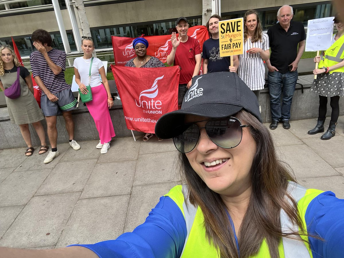 Great picket yesterday at the Regulator of Social Housing - with supporters from #StMungosStrike. See more about RSH strike: housingworkers.org.uk/readnews.html?… #ukhousing #housingworkers #JobsPayConditions #CostOfLivingCrisis #SocialHousing