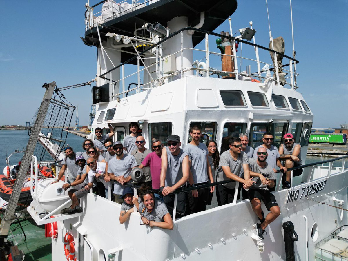 openarms_fund's tweet photo. Este es el equipo humano en la primera línea de la #misión100 del #OpenArms que hoy termina. 
117 personas rescatadas y cientos auxiliadas en el #Med 
Mientras haya una sola vida abandonada en este mar convertido en cementerio, seguiremos. 
Hoy más que nunca, denunciamos la falta de humanidad y la inacción deliberada de las administraciones para rescatar a quienes se lanzan al mar ante la imposibilidad de hacerlo por #viaslegalesyseguras 
Gracias, equipazo por vuestra entrega, compromiso y generosidad. Sois los brazos de una multitud personas que desde tierra lo hacen posible.
📸 @joanmateuparra 

#openarms #duelouniversal #cadavidacuenta #life #humansbeinghumans 

Ayúdanos a seguir. Te necesitamos 
https://t.co/zaFKxSVK8E