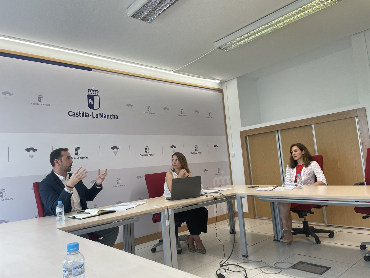 carmen_diazmora's tweet photo. Última etapa del @MNINToledo de @uclm_es: defensa TFM de estudiantes que han realizado plan #internacionalización de https://t.co/iVrAWRRkyj, tutorizado por Violeta Lupascu. Gracias a @luisnoe_, director de @Ipex_clm, y a Fátima Chaparro, export Manager de la empresa. https://t.co/BJRoD6ORBV