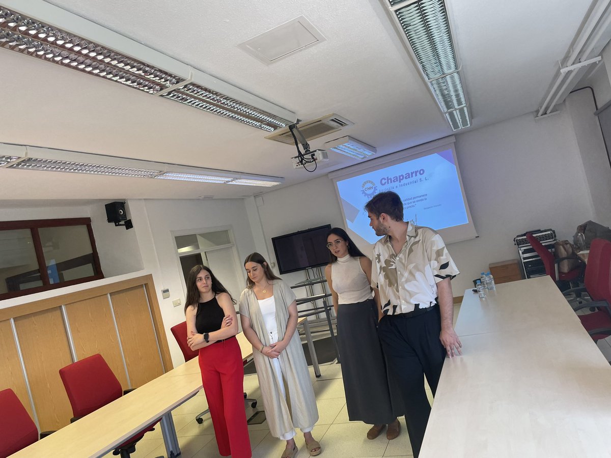 carmen_diazmora's tweet photo. Última etapa del @MNINToledo de @uclm_es: defensa TFM de estudiantes que han realizado plan #internacionalización de https://t.co/iVrAWRRkyj, tutorizado por Violeta Lupascu. Gracias a @luisnoe_, director de @Ipex_clm, y a Fátima Chaparro, export Manager de la empresa. https://t.co/BJRoD6ORBV