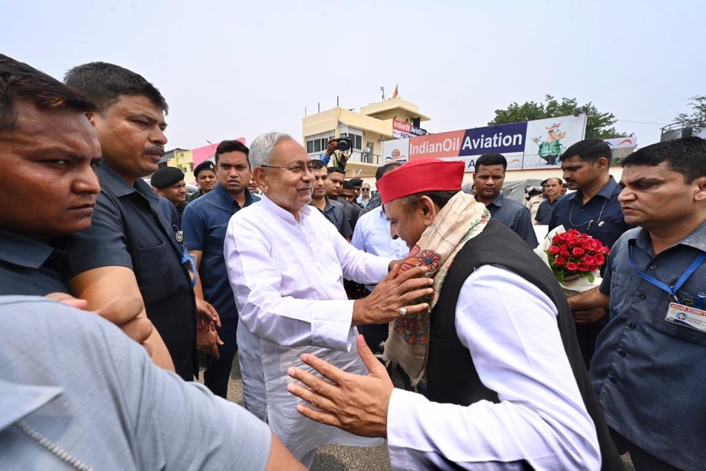 Jduonline's tweet photo. आज पटना में मुख्यमंत्री श्री @NitishKumar जी ने उत्तर प्रदेश के मा0 पूर्व मुख्यमंत्री सह समाजवादी पार्टी के राष्ट्रीय अध्यक्ष श्री @yadavakhilesh जी के बिहार आगमन पर पटना हवाई अड्डे पर मुलाकात कर हार्दिक स्वागत किया।
#JDU #NitishKumar #Patna
#2024में_भाजपा_मुक्त_देश 
#OppositionMeeting #vipakshiekta