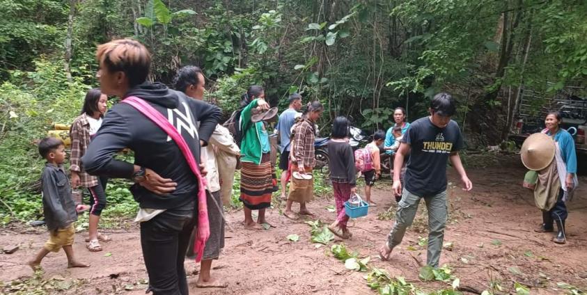 Over 1000 war-displaced individuals denied entry into Thailand have been stranded-Aid Urgently Needed

A significant number of individuals displaced by the conflict in Mese Township in Karenni State, are  seeking temporary shelter at the border after they have been denied