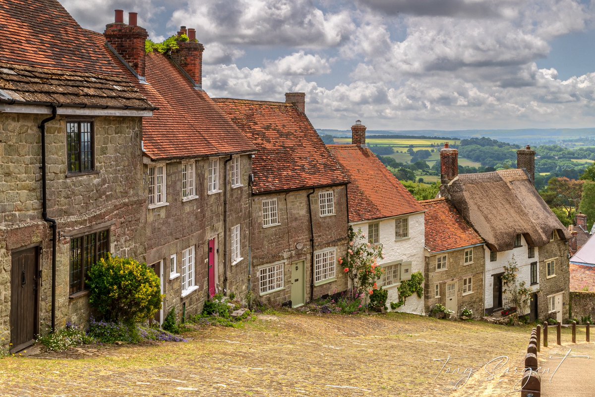 Took this at Gold Hill, Shaftesbury earlier this week. Location of the old #hovis ad. #scenefromuk #englishcountryside #sunshine #englishsummer #summer2023 <a href="/CanonUKandIE/">Canon UK and Ireland</a> #1DXmkii #Canon #camera