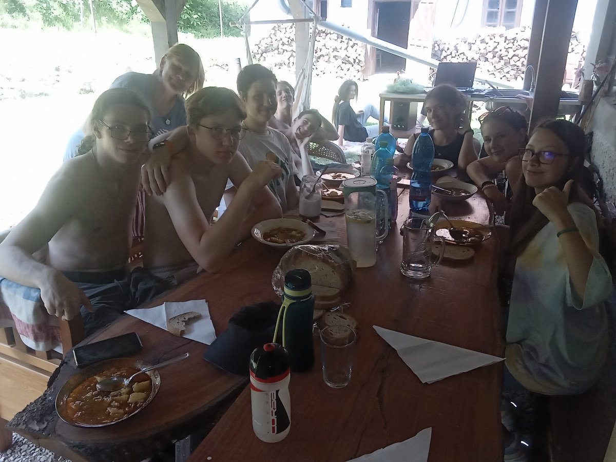 Na samote u lesa, tak sa cítime a je to super. Pani učiteľky triedna nás vzala na také odľahlé miesto, že nás nenájdete. Varíme si sami, zjeme celé tak isto sami, je nám príjemne, žiaden spar a super parta okolo.