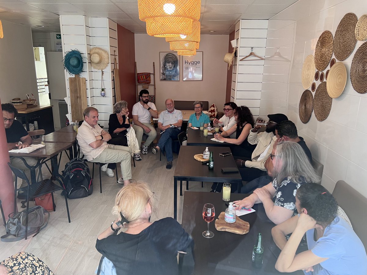 PS_Paris12's tweet photo. Hier à #paris12, riche soirée d’échanges et de témoignages autour des liens ou des ruptures entre la politique et nos concitoyens.
Et des propositions pour mieux représenter toute la diversité populaire et alimenter la convention nationale du @partisocialiste 
#retrouvonslepeuple https://t.co/ZOPiF295Vm
