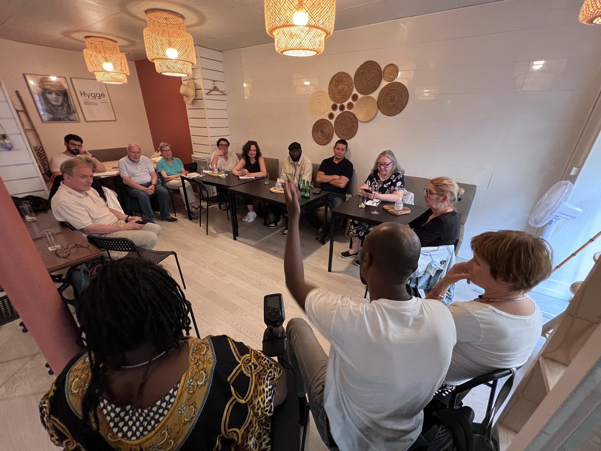 PS_Paris12's tweet photo. Hier à #paris12, riche soirée d’échanges et de témoignages autour des liens ou des ruptures entre la politique et nos concitoyens.
Et des propositions pour mieux représenter toute la diversité populaire et alimenter la convention nationale du @partisocialiste 
#retrouvonslepeuple https://t.co/ZOPiF295Vm