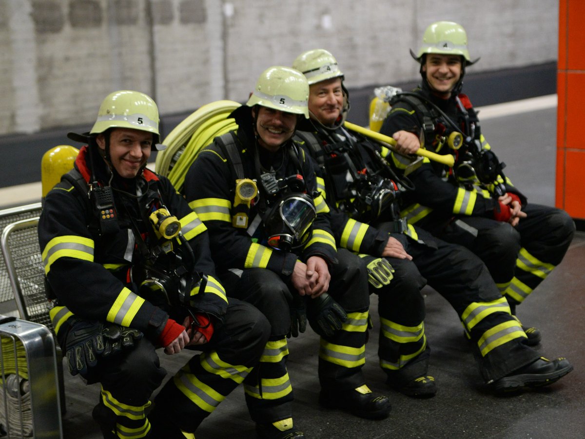 #TagdesöffentlichenDienstes 
Anmelden, ummelden, abmelden, planen 📅, bauen und 👷 sanieren, erziehen, unterstützen, finanzieren 💶, pflanzen 🌷, löschen 🚒 und retten 🚑.
Danke 💛🖤 an alle Mitarbeiterinnen und Mitarbeiter im öffentlichen Dienst.
#wirfuerMuenchen