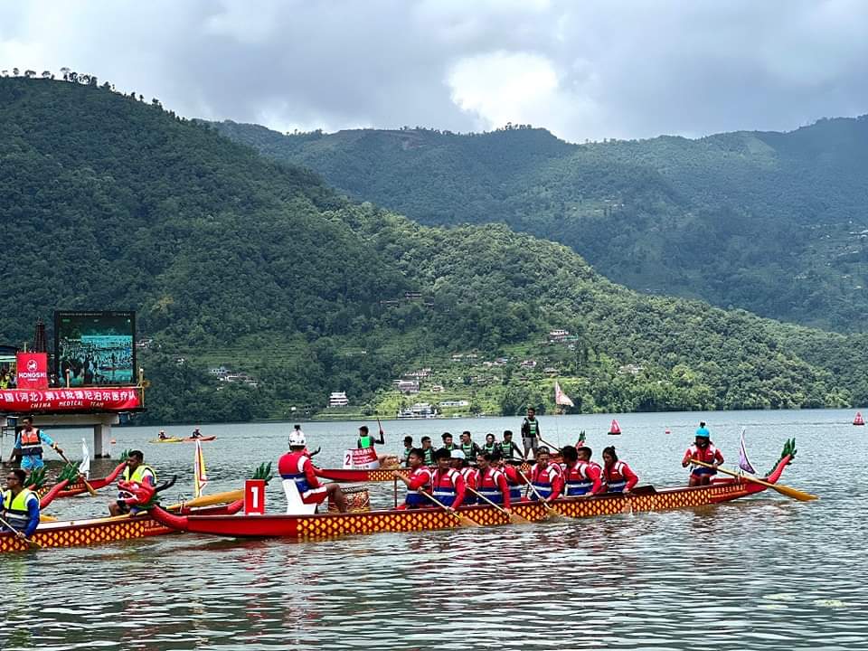 Wow.... Dragon Boat Race Festival is happening at Fewa lake in Pokhara where 2 teams from Nepal &1 team from China have qualified for the final match tomorrow. 😮

Pic. Ashish Puri