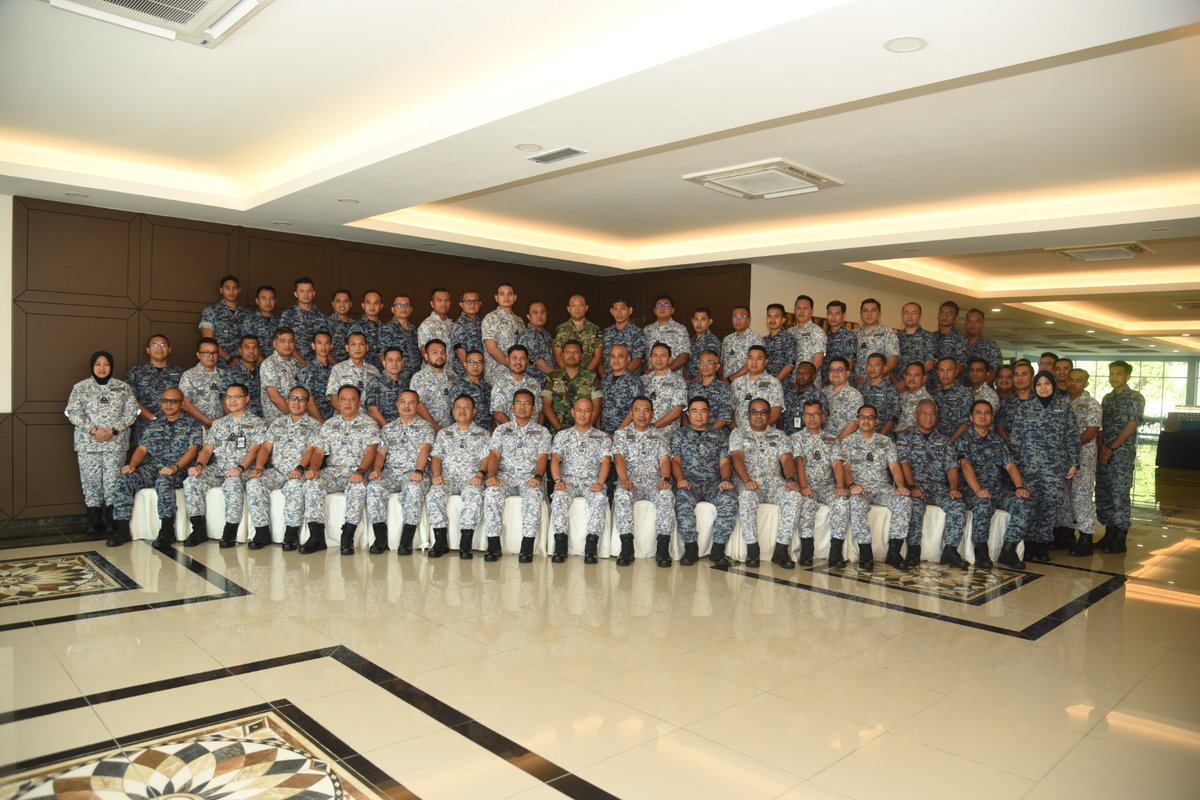 Command Guidence 

Laksdya Datuk Sabri bin Zali, Timbalan Panglima Tentera Laut berbesar hati mendengar taklimat Eks Angsa 14/23 daripada Tim Perancang hari ini. YBhg Datuk turut memberi pandangan dan panduan rangka kerja pelaksanaan eksesais

#NavyNews
#Kesiagaan
#EksAngsa14