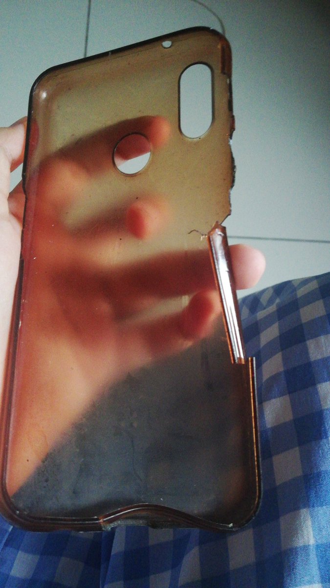 shit is ANCIENT looks like it got nibbled by rats how do my mom expect me to continue using this phone case