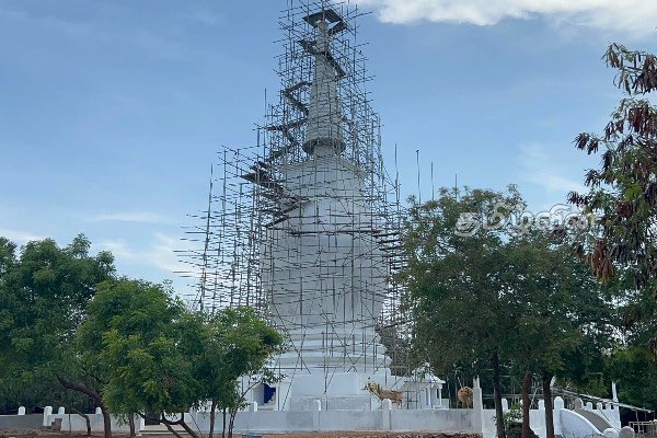 _outisk's tweet photo. மிக நீளமான கால்களினால் மிக அகலமாகக் கால்களை நீட்டி வைத்துக் கொண்டு புத்தர் ஈழத்து நிலமெங்கும் படையெடுப்பை நடத்தி நிலத்தை கைப்பற்றிக் கொண்டிருக்கிறார்.
இனவாதமும் இராணுவ வெறியும் புத்தரின் படையெடுப்பை ஊக்குவித்து கொண்டிருக்கிறது.
#StopBuddhistization #StopSinhalisation https://t.co/GONIfh4R7O