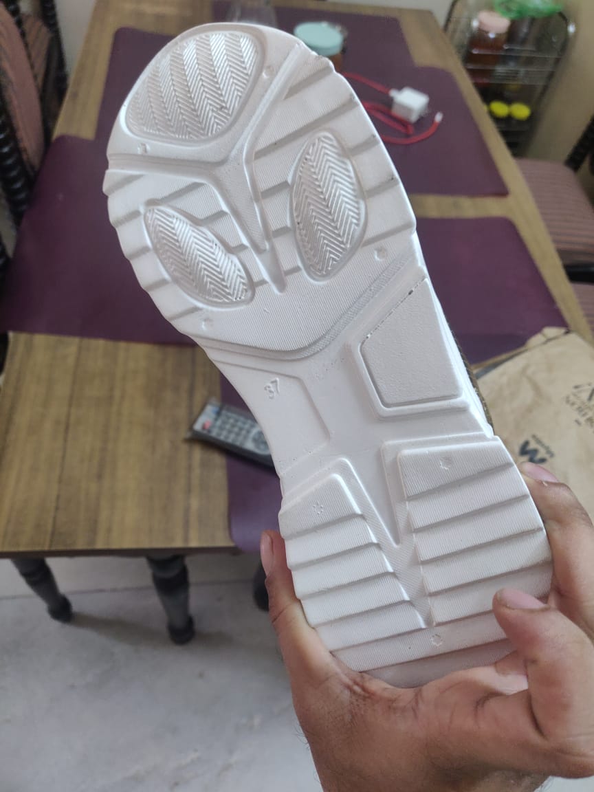 sbarkha's tweet photo. @myntra what is wrong with you guys.. I am only asking for a size bigger shoe and you guys are telling me you delivered in good condition???? It is still in good condition..just give me 1 size big thats it. Extreamly disappointed https://t.co/UToylfYhL2