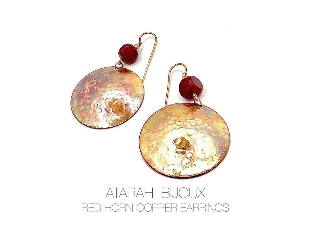 Copper Disc Earrings with Red Horn
buff.ly/3Kxfs0Q
#EthnicJewelry #BohemianJewelry #CopperEarrings #Accessories #JewelryTrends #AtarahBijoux #Earrings #Winter #UKSmallBusiness