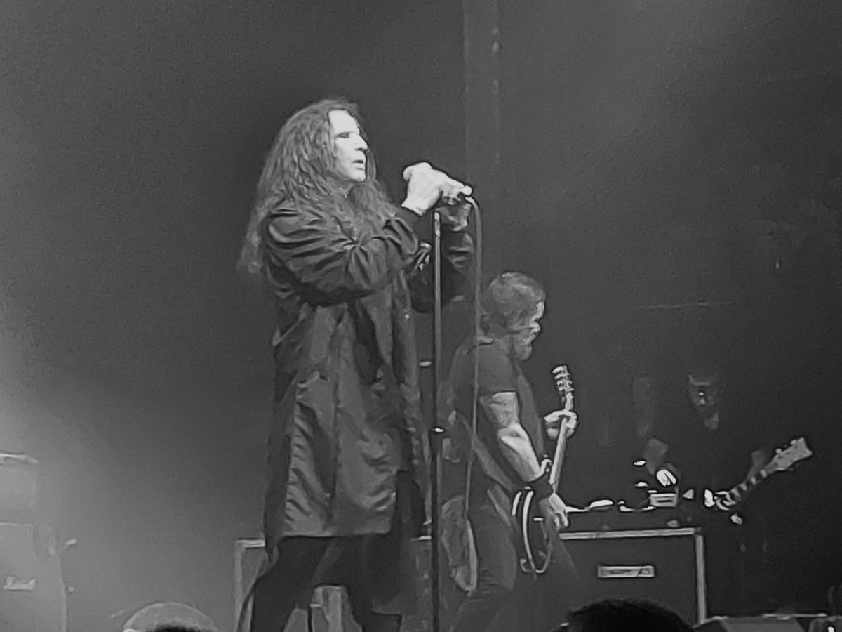 🖤#TheCult a #Barcelona 22/6/23. Intensitat i emoció. #IanAstbury imperial, #BillyDuffy perfecte. Poques bandes de la seva generació ofereixen un directe d'aquestes dimensions. La combinació #Hardrock/#Gothicrock dels britànics fa encara tremolar. M'ho vaig passar de conya. 🔝