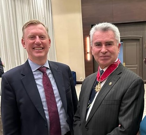 lemm2580's tweet photo. Un HONOR recibir la Condecoración Legion of Merit otorgada por el Presidente de EEUU, por logros comunes de nuestros países, alcanzados durante mi cargo de Comandante General de @Armada_ecuador “por conducta excepcionalmente meritoria” Thank you @SECNAV @SecDef @LassoGuillermo https://t.co/RQw3MVbWXe