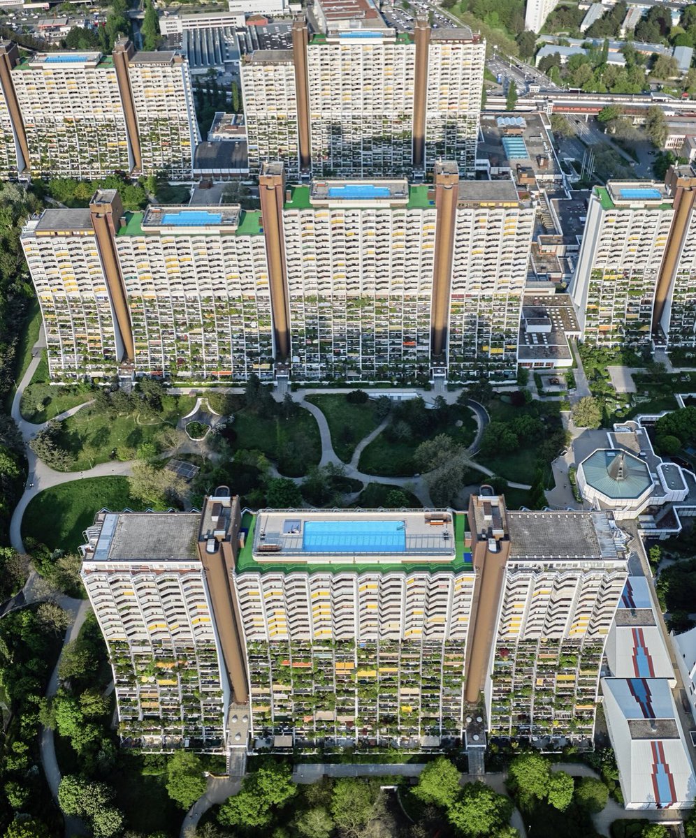 DrewPavlou's tweet photo. Public housing in Vienna. The best in the world. In Australia, rent typically takes up at least 30 per cent of pre-tax income. Residents in Vienna public housing pay typically just 5-10 per cent. The public housing is beautiful and 80 per cent of Vienna residents qualify.
Once you have a contract, it never expires, even if you get richer. Public housing rents only increase when yearly inflation exceeds 5 percent.

If we had a system like this in Australia, we would all be so much richer and better off.