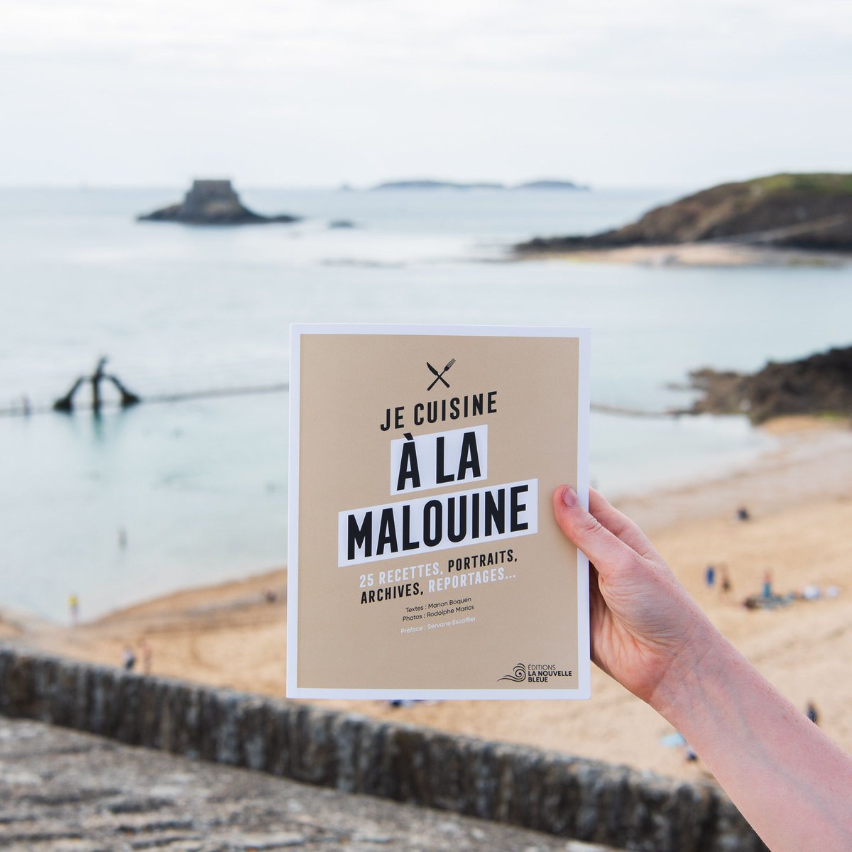 ManonBoquen's tweet photo. Très heureuse de signer ce premier livre, "Je cuisine à la malouine" (éd. La Nouvelle Bleue). Avec les recettes des chefs et les accords des sommelières de La Ritournelle et Tandem, des portraits de producteurs·rices, des bonnes initiatives et les photos de Rodolphe Marics. 💙 https://t.co/VRzGdkpwPw