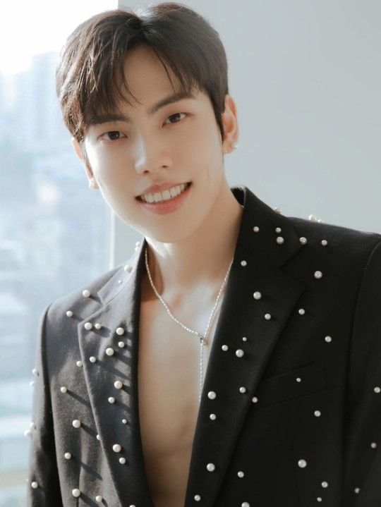 tang__kira's tweet photo. Dongwoo (INFINITE) ternyata dah ketipu 10 kali selama hidupnya.

Dia ketipu 7 kali sama orang yg jualan mobil, terus ketipu 3 kali sama investasi bisnis.

Dia pernah sampe ngecekin kartu nama penjual, test drive mobilnya, eh tetep aja ketipu, ternyata mobilnya banyak yg rusak. https://t.co/lQQuWLiQdo