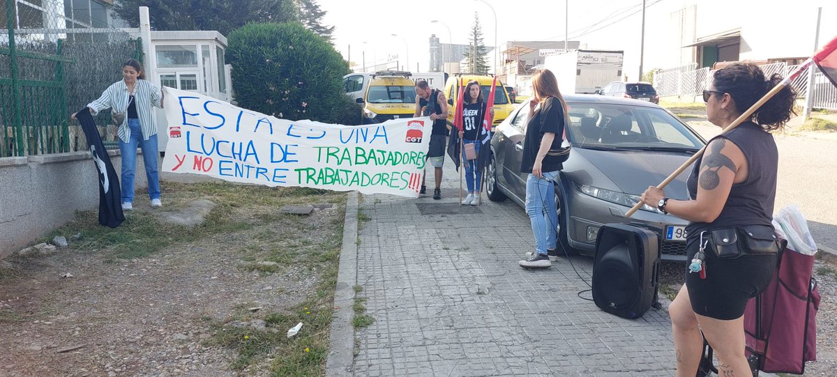 Protestem davant l’obrador de #Cal Moliné a #Manresa 👇🏼