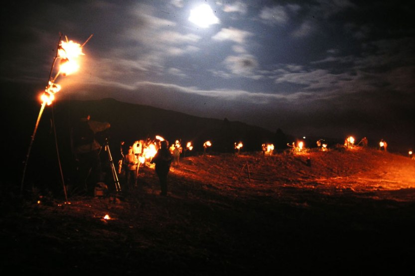 #FaustianFriday In Castrolandín (#Galicia), 52 sticks with pine cones attached to them are driven around the perimeter of an ancient Iron Age fort. At midnight, people light the pine cones with the fire of the St John's bonfires... and the hillfort is surrounded by a wall of 🔥🔥