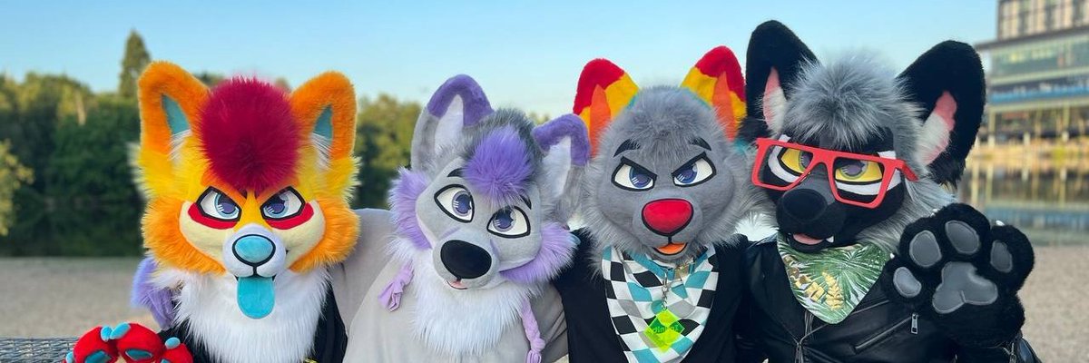 InfinityFloof's tweet photo. Fluffy friday is back again with the  family 💖 #FursuitFriday #furryfandom
@FernSilverFox 
@bucket_s3 
@Archomeda 
🧵🪡@FurryFursuit_M family 💙
📸 @fetbandit https://t.co/lk3SE3mAov