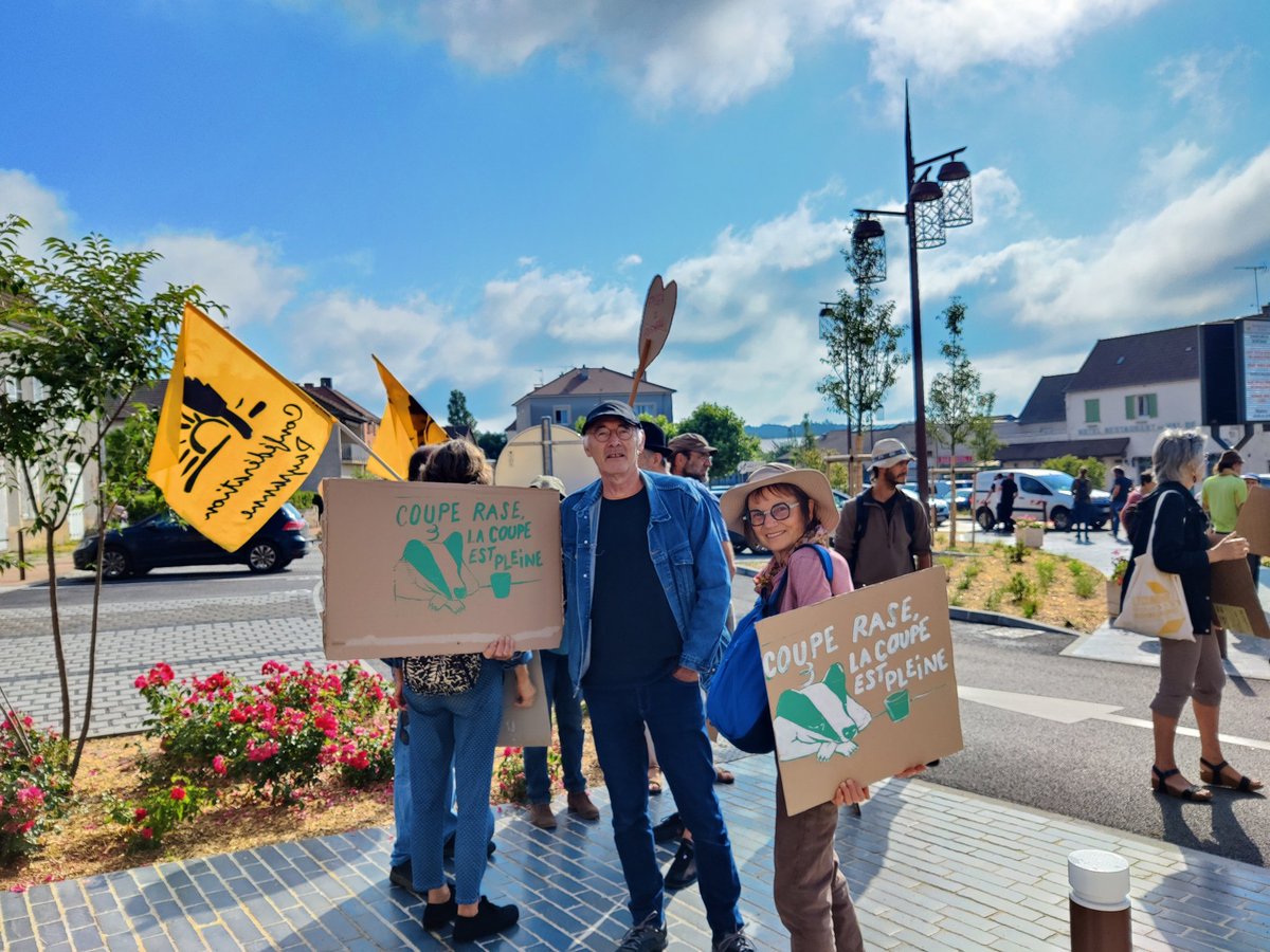 luttopie's tweet photo. Tous et toutes éco terroristes !
😁
Rassemblement ce matin à St Bonnet de Joux contre la grande foire des coupes rases #EuroForest https://t.co/sZqqMNTIIt