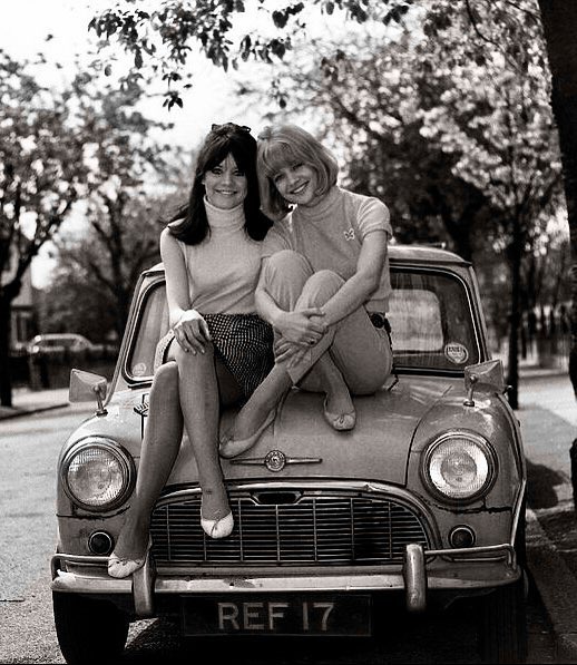 A big Happy Birthday to Sally
Geeson, star of the big and small screens, born #OnThisDay in 1950. 

Sally with sister and fellow actress Judy, in 1967. 

📷 Trinity Mirror

#Mini #MiniMonday #SallyGeeson #JudyGeeson