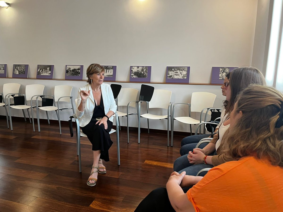 SheLeadernet's tweet photo. Como siempre, contamos con la experta en comunicación verbal efectiva @EstherSardans 🙋🏻‍♀️ para nuestros networkings de los programas #SheDigital y #SheImpulsa que organizamos junto @ajesplugues y @santjustcat 
💡Formamos mujeres #emprendedoras y #mujeres en situación de desempleo https://t.co/ANhoJ4YnRA