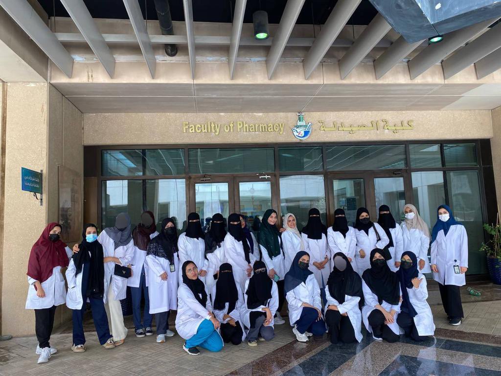 الحمدالله خلصنا السنة الرابعة بكلية الصيدلة بجامعة الملك عبدالعزيز لدفعتنا 

 🥳 Officially Senior Students