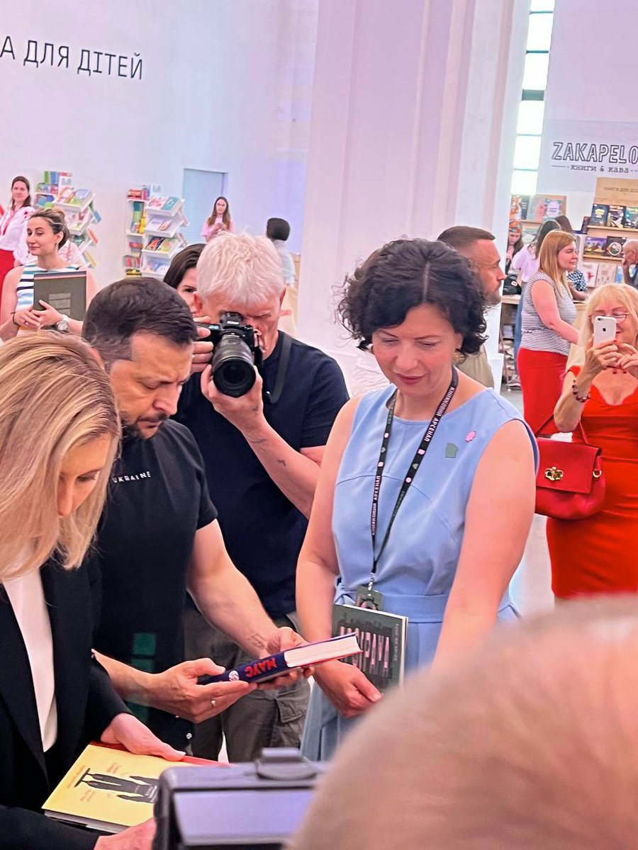 pocketful_of's tweet photo. President Zelensky holding Art Spiegelman's MAUS in my translation into Ukrainian at the Book Arsenal, a large book festival held despite regular missile and drone attacks on Kyiv. https://t.co/qI0ziOxFPz