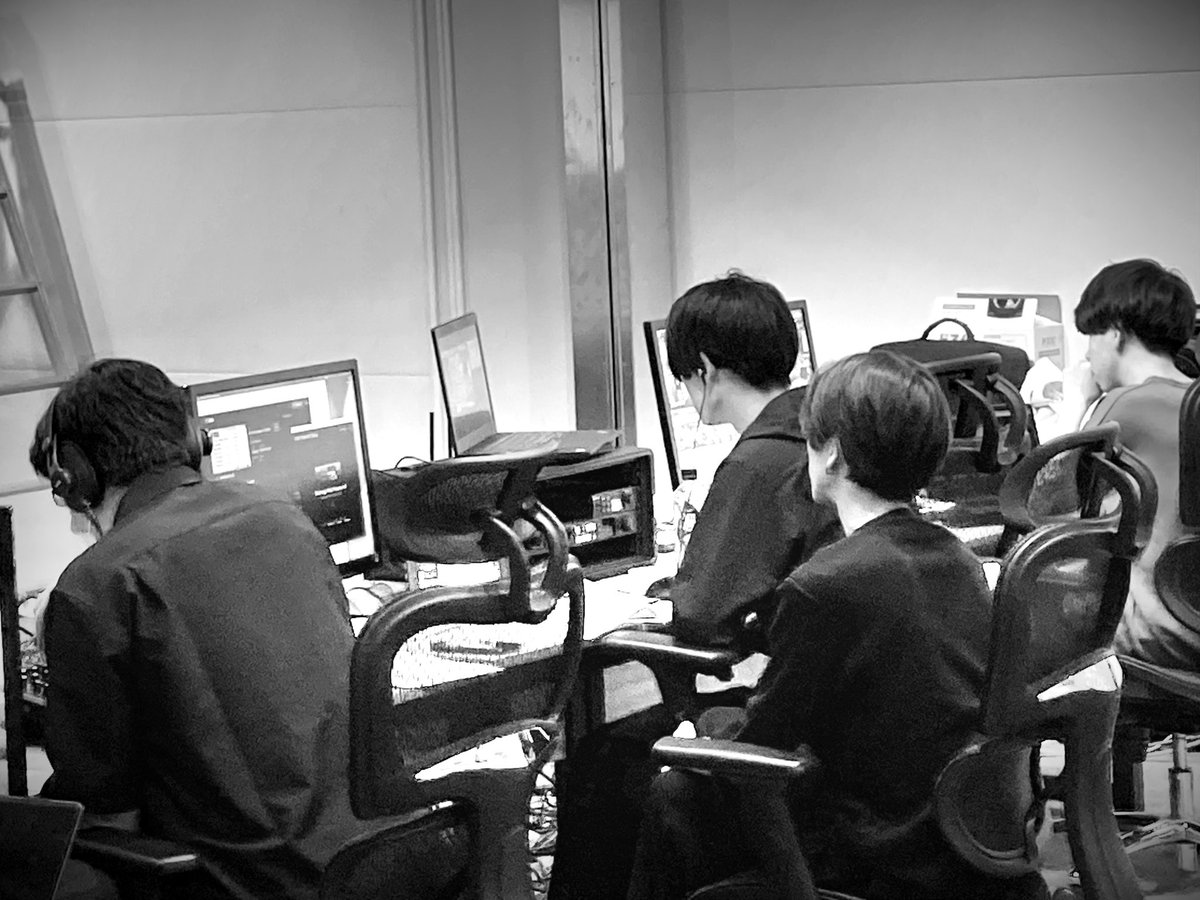 TokyoStreaming's tweet photo. スタッフの充実した笑顔や、仕事をする横顔が前にも増して頼もしく感じられる今日この頃。
若手が前に出てベテランがしっかり支える、そんな社風、そんなチーム出来上がっています🤗

🌼動画編集モニター募集は6/26月迄🌼

#ライブ配信 #動画編集 #動画制作 #番組編集 #配信スタジオ #収録スタジオ https://t.co/rRiEdfEQ6j