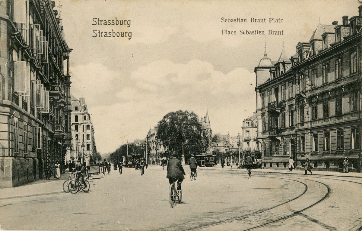 📆 En juin, les Archives participent au challenge #auboulotavelo pour cumuler tous les km parcourus chaque jour par les agents qui viennent travailler en vélo plutôt qu'en voiture 🚲

Coup de❤️pour cette photo de cyclistes, place Sébastien Brant, en 1906 !

© AVES, 242 Z 71.