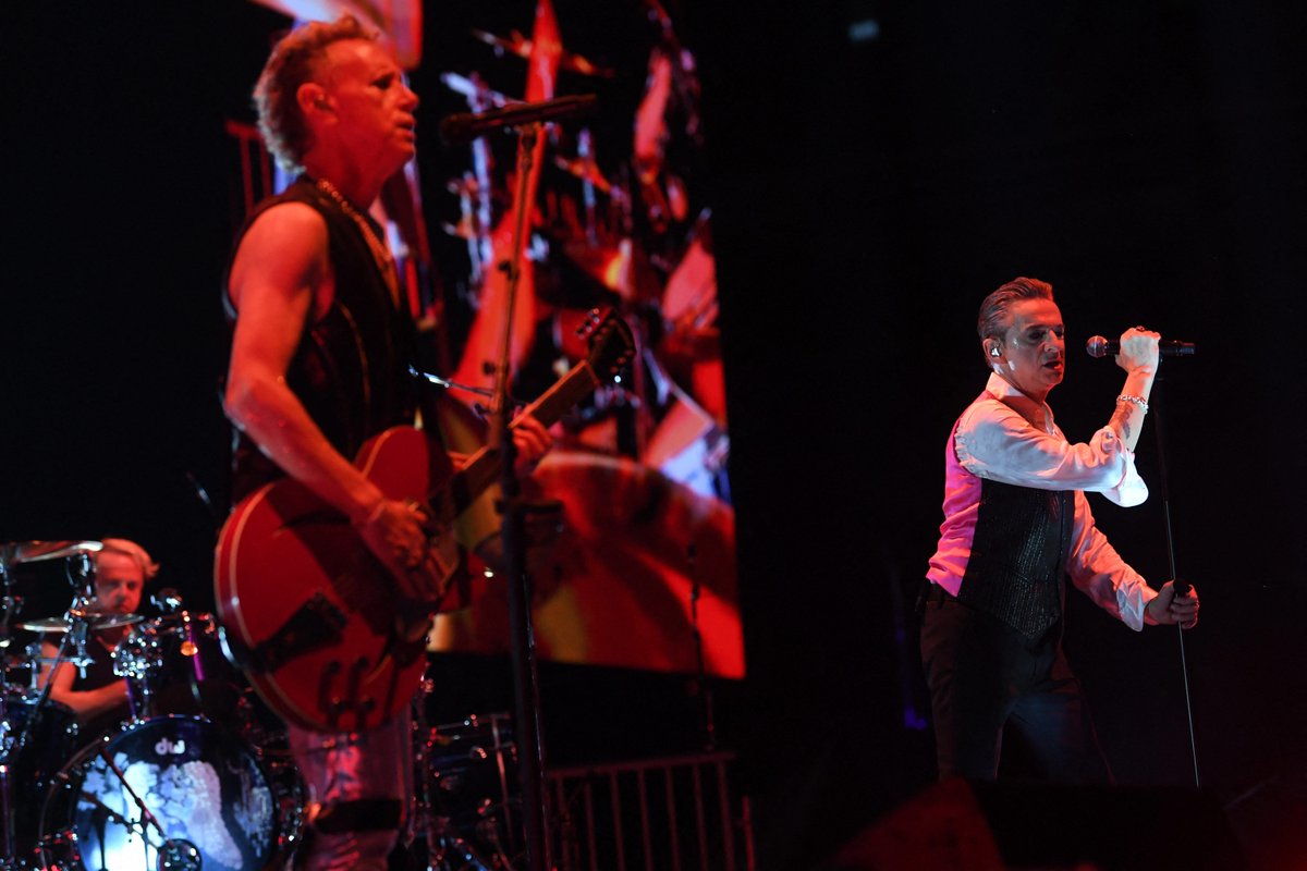 lavoixdunord's tweet photo. Depeche Mode au stade Pierre-Mauroy : un duo complice et incandescent
#DepecheMode #Lille #VilleneuvedAscq
https://t.co/nhYJ0SvM6S https://t.co/V2MDYJ9Ghs
