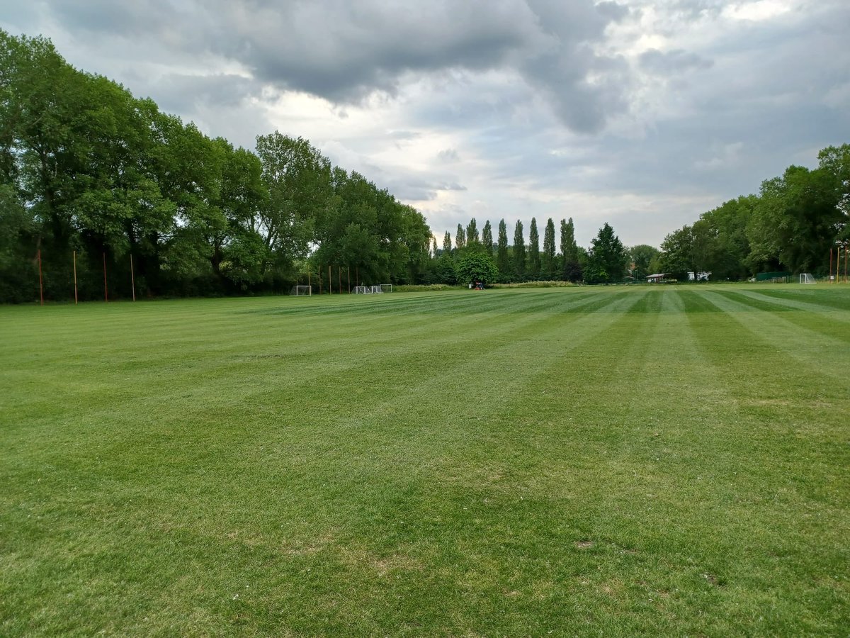 SeniorSoccer's tweet photo. Pitches ready, players ready, refs ready! WK6 can champagne stop the Scrapyard charge? Peakys v Beer will be close! #pullonthepaisley ⚽️⚽️ https://t.co/N9Qa83kKHU
