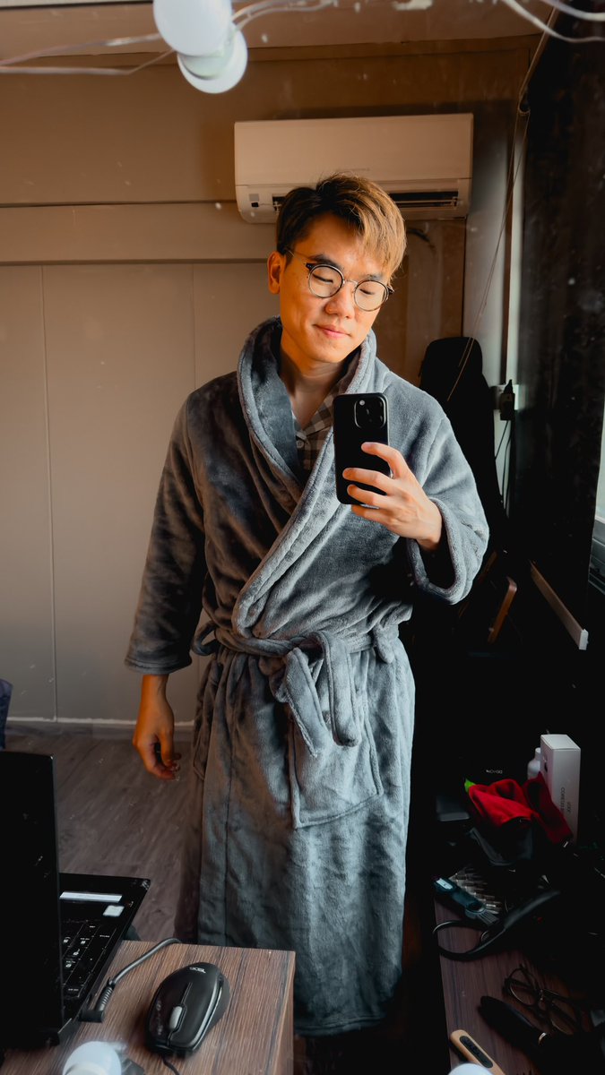aochengsu's tweet photo. This is so comfy. But it’s not meant for Singapore’s weather because our weather is just too hot to handle. https://t.co/9iWZZiNJU4