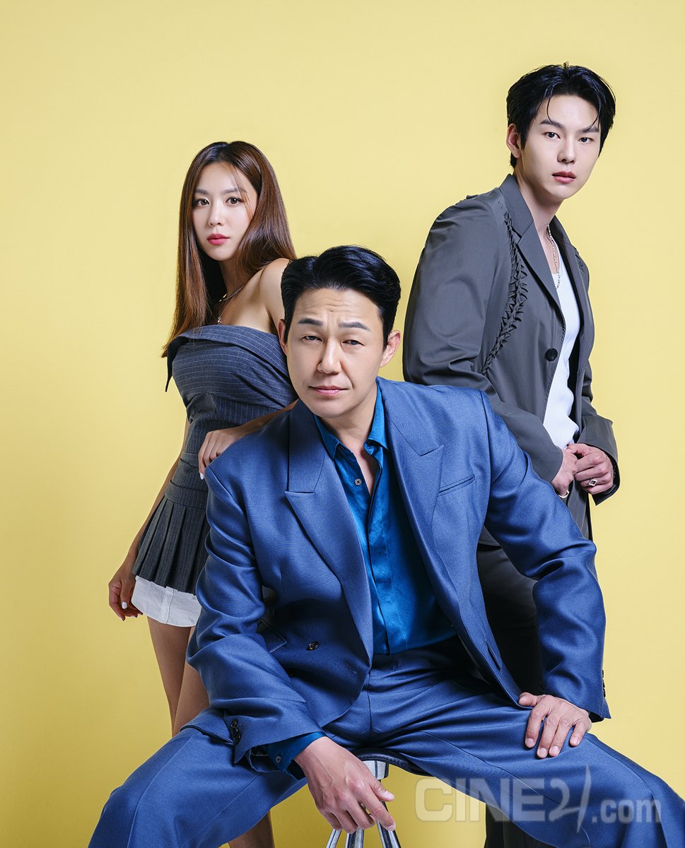 triplepictures_'s tweet photo. TEAM <#라방> X #씨네21

씨네21 1412호의 커버로 멋쁨 장착한
박성웅, 박선호, 김희정 배우!
삼인방은 매력 폭격을 멈춰주세요..🫠❤️

숨막히는 실시간 추격극!
<라방> 6월 28일 극장 대개봉🤳🏻

#박성웅 #박선호 #김희정
#영화라방​ #트리플픽쳐스 #6월28일대개봉 https://t.co/9hhtgSsBT0