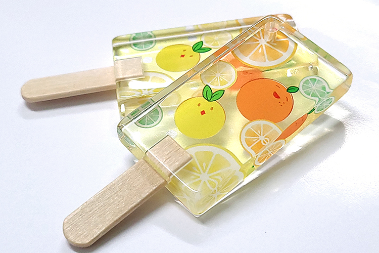 アイスキャンディ型のアクリルキーホルダーを試作しました！7月中旬ごろには受注開始できる予定です。
どうぞおたのしみに🍊