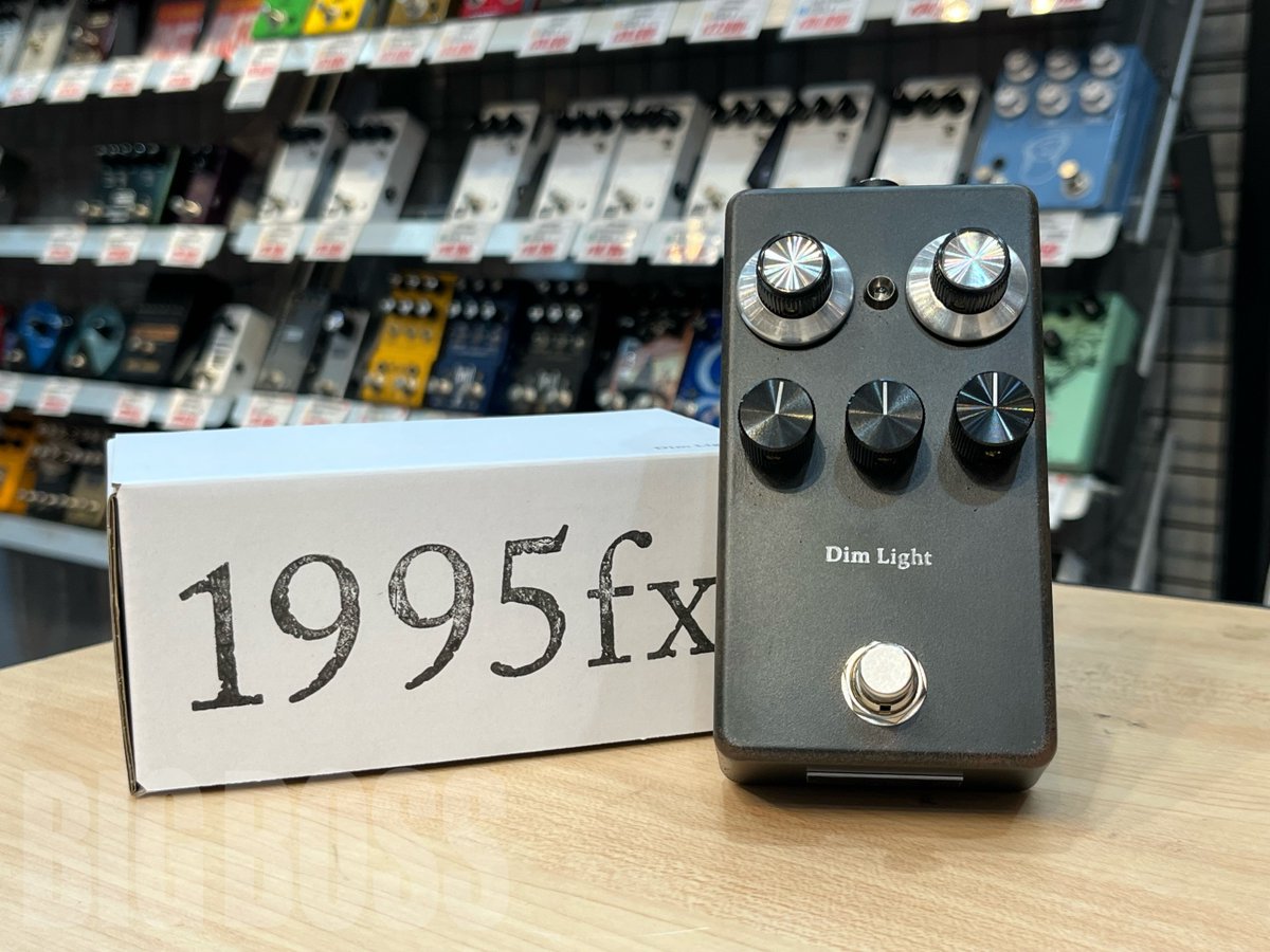 BIGBOSSTOKYOSL's tweet photo. ◢◤ 1995fx  ◢◤

Dim Light

本日入荷！

https://t.co/2Rg0wjdxVZ

ゲイン量も幅があり
Mid EQ のセッティング次第で
エッジーにもメロウにも仕上げられる
秀逸な仕上がり！

これ、良いですよ

@1995fx_jp #1995fx #DimLight #エフェクター https://t.co/t0WFxKkVEk