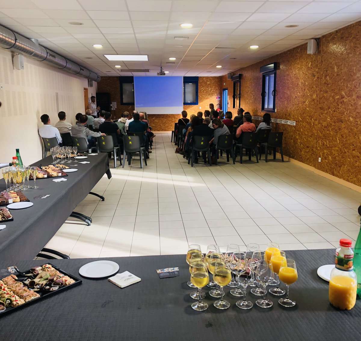 Hier soir a eu lieu la soirée d'information vente immobilière auprès d’une 40aine de sociétaires, organisée par <a href="/UTSaintRenan/">CMB UT Saint Renan</a> et en collaboration avec notre CII Marc LE MOEL! Une très belle soirée! Des sociétaires ravis et une équipe au top! <a href="/cmarkea/">Crédit Mutuel Arkéa</a> <a href="/CMBretagne/">CMBretagne</a> <a href="/DD_29_Quimper/">DD29</a>