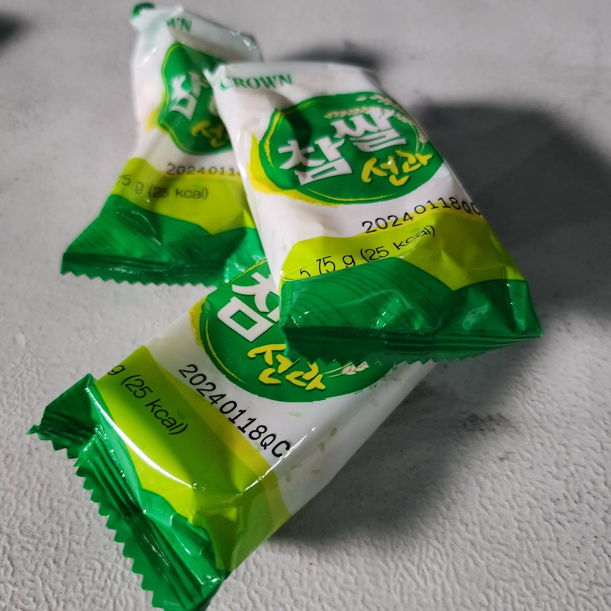 🥟- 🌱 
[230623] 4:43-4:44 PM KST

*picture (they’re like puff rice cracker snacks) 

I think I can eat a hundred in one sittinggg