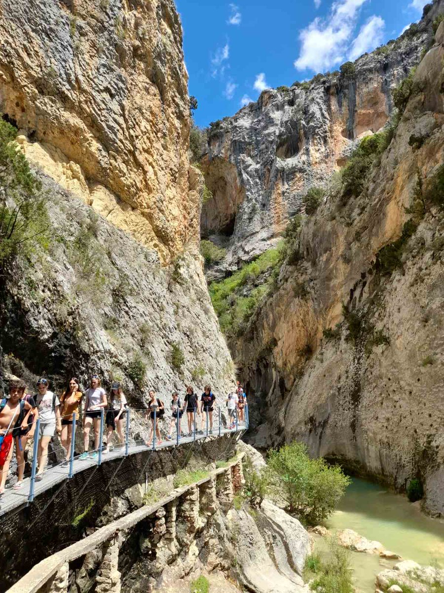 OSsencur's tweet image. 6.dan smo preživeli v čudovitem mestecu Alquézar, od koder smo se odpravili na soteskanje po dolini reke Vero. Doživetje je bilo nepozabno!
#Cmepius #ErasmusPlus #hiking #OsSencur #Alquézar #Spain