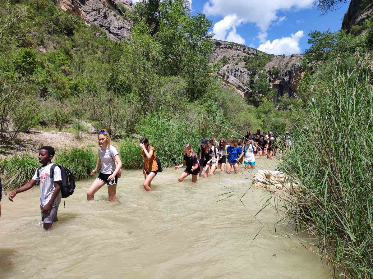 OSsencur's tweet image. 6.dan smo preživeli v čudovitem mestecu Alquézar, od koder smo se odpravili na soteskanje po dolini reke Vero. Doživetje je bilo nepozabno!
#Cmepius #ErasmusPlus #hiking #OsSencur #Alquézar #Spain