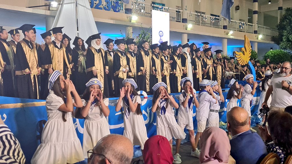 انطوت صفحة من صفحات الحياة، صفحة كان فيها الجد والاجتهاد رفيقًا على الدوام، لحظة نودع فيها الدراسة والتعب وجاء وقت الحصاد، نحصد فيها ثمرة اجتهادنا، مودعين فيها لحظات ضحكات الرفاق، رافعين فيها قبعات الاحترام لمعلمينا ومعلماتنا..وداعًا لك لحظة حملنا حلمنا ومضينا في سبيل تحقيقه.