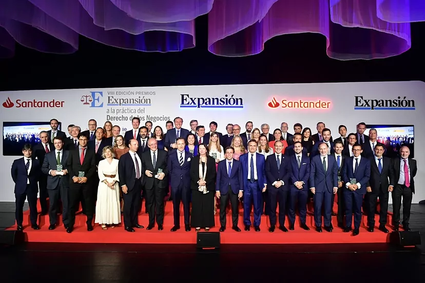 eugenianavarros's tweet photo. 🎯¡Enhorabuena a los todos galardonados en la VIII Edición de Premios Jurídicos de @expansioncom! Firmas legales, abogados y a la asesoría jurídica de @iberdrola que repite como ganador en la categoría de Proyecto Más Innovador! https://t.co/y4c23atZst
#premiosexpansion #abogacia https://t.co/26TtsTQLb7